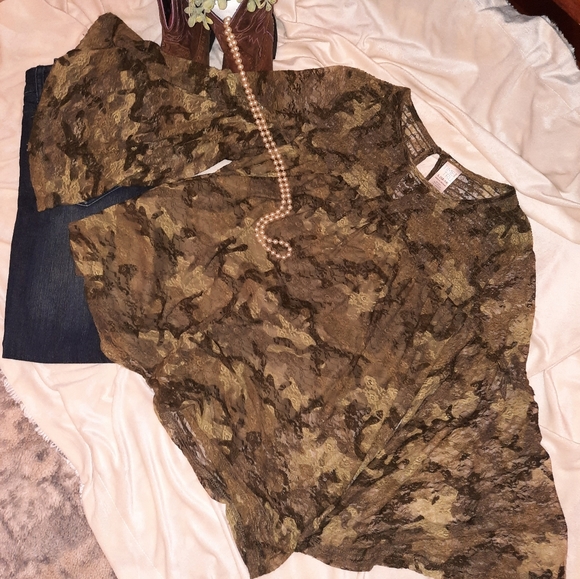 SMOCKED YOKE LACE PEASANT GREEN CAMO TOP W/BELL SLEEVES | LARGE - Picture 9 of 10